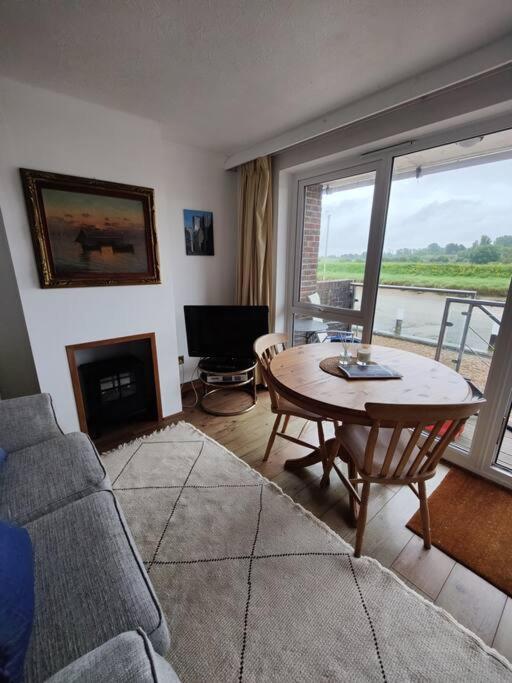 Stunning 1 Bedroom Apartment Over Looking River Rye Bagian luar foto