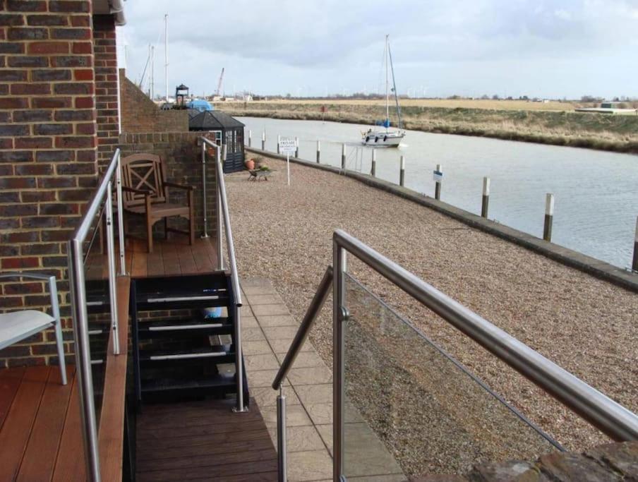 Stunning 1 Bedroom Apartment Over Looking River Rye Bagian luar foto